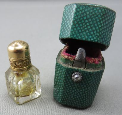 null Charming miniature Salt Bottle in its green shagreen box, 
 the clasp enriched...