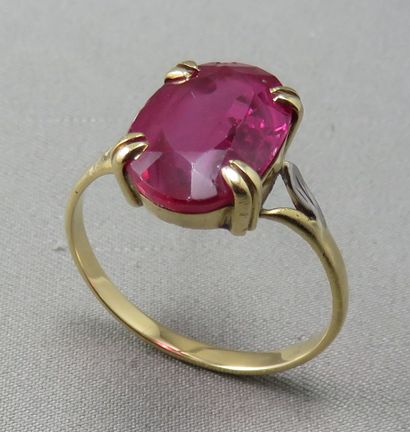 null Ring in gold 750°/00, with an oval faceted red stone.
Weight: 3.5 g. TDD: 5...