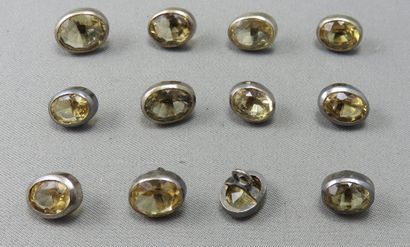 null Lot of 12 silver buttons 800°/00
 with faceted oval citrines in a closed setting.
...