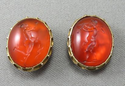 null Pair of gold collar buttons 750°/00, adorned with a carnelian cabochon mounted...