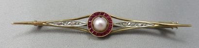 null Barrette brooch in 750°/00 gold and platinum, the center adorned with a half-pearl,...