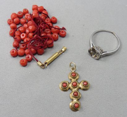 null Lot consisting of a platinum ring, a small cross in gold 750°/00 and coral cabochons,...