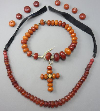 null Lot of 2 amber necklaces, one composed of 36 flattened balls in a slight fall,...