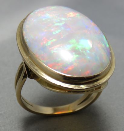 null Bague Opale en or à 750°/00, ornée d'un important cabochon d'opale en serti...