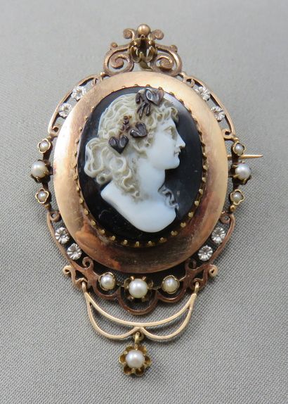 null Brooch/Pendant Cameo in gold 750°/00, the center decorated with a cameo on agate...