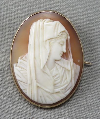 null A 585°/00 gold cameo brooch with a shell cameo depicting the head of a Virgin...