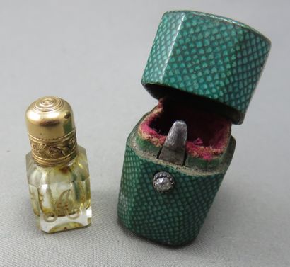 null Charmant Flacon à Sel miniature dans son coffret en galuchat vert, 
 le fermoir...