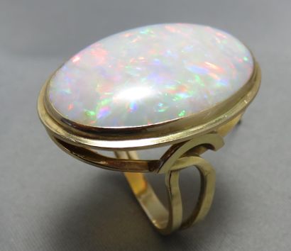 null Opal ring in gold 750°/00, with a large opal cabochon in a closed setting. 
...