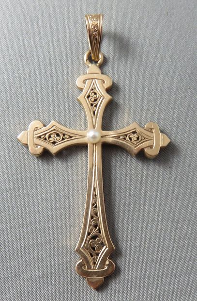 null Cross pendant in openwork gold 750°/00, the ends decorated with flowers, the...