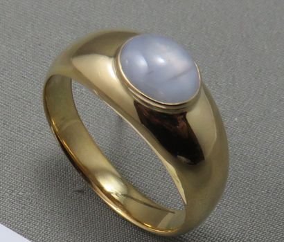 null Ring in gold 750°/00, set with a cabochon of a star sapphire, closed setting....