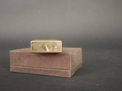 null DUPONT. Briquet en métal doré à décor pointes de diamant, n°1558BF; Dans son...
