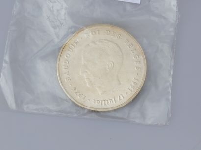 null 2 Belgian silver coins at 833°/00 including:
 one of 5 écu -1987- Charles Quint,...