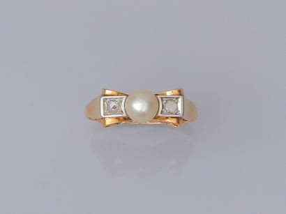 null Bague Perle/Diamants en or à 750°/00 et platine, ornée d'une perle probablement...