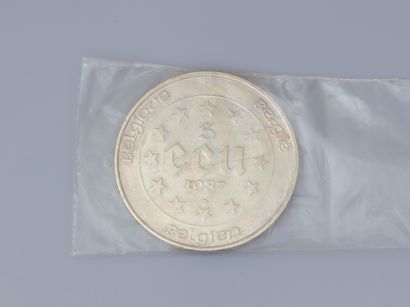 null 2 Belgian silver coins at 833°/00 including:
 one of 5 écu -1987- Charles Quint,...