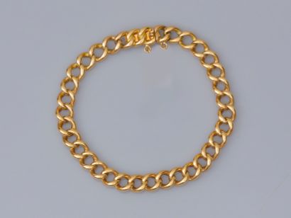 null Bracelet in 750°/00 gold with gourmet link, ratchet clasp with safety chain.
safety...