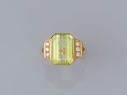 null Chrysoberyl/Diamonds ring in 750°/00 gold, adorned with an emerald-cut chrysoberyl...