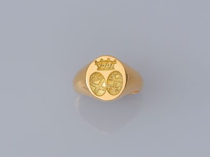 null Chevalière Armoriée ring in 750°/00 gold, intaglio engraved with covenant arms...