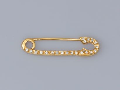 null Nourrice pin" brooch in 750°/00 gold, entirely set with a line of 16/16-cut...