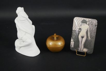 null Lot including:
-Bruno Zach (after), woman and phallus.
Bisque subject. Contemporary...