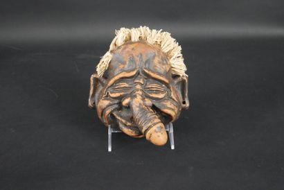 null Grotesque mask in patinated plaster with phallic nose.
Straw hair.
Height: 16...