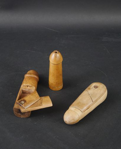 null Set of three phallic snuffboxes in carved wood. Two secret models. Folk art,...