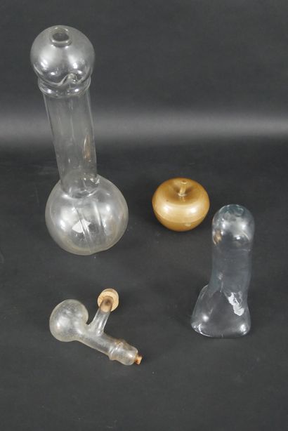 null Lot including:
-phallus(glass carafe (without stopper).
Height: 28 cm.
a blown...