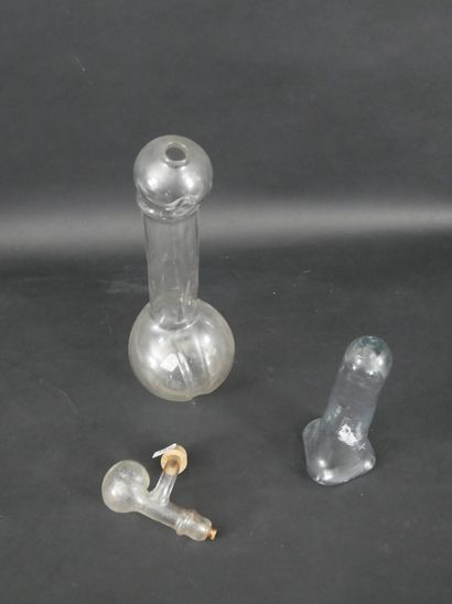 null Lot including:
-phallus(glass carafe (without stopper).
Height: 28 cm.
a blown...