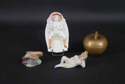 null Set of three erotic objects in German porcelain (Thuringia), circa 1900:
- "pissing...