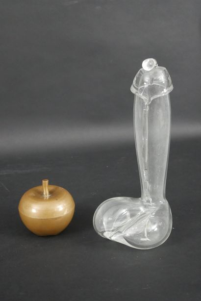 null Beautiful blown glass phallus carafe.
Drop-shaped stopper. Crack underneath.
Height:...