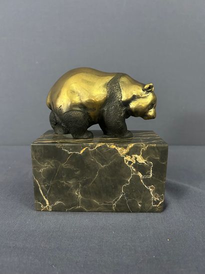 null MILO. (né en 1955) Panda. Bronze à patine doré reposant sur socle rectangulaire...