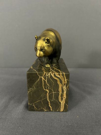 null MILO. (né en 1955) Panda. Bronze à patine doré reposant sur socle rectangulaire...