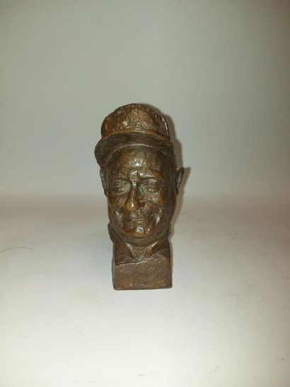null Serge YOURIEVITCH (1876-1969). Portrait of a man with a cap, 1922-1927. Bronze...