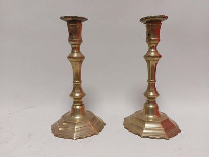 null 2 FLAMBEAUX in 19th century brass, baluster shaft with sides, contoured base....