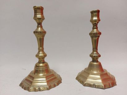null FLAMBEAUX and bobèches (model differences) in 18th century brass, baluster shaft...