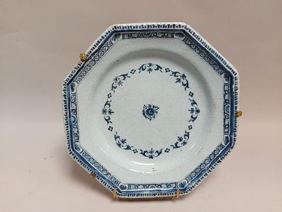 null LILLE or ROUEN 18th. Octagonal earthenware dish with gadrooned rim decorated...
