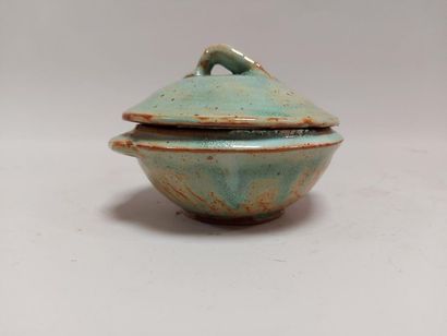 null Eugene LION (1667-1945). Small celadon sandstone broth. Signed. Height: 10 ...