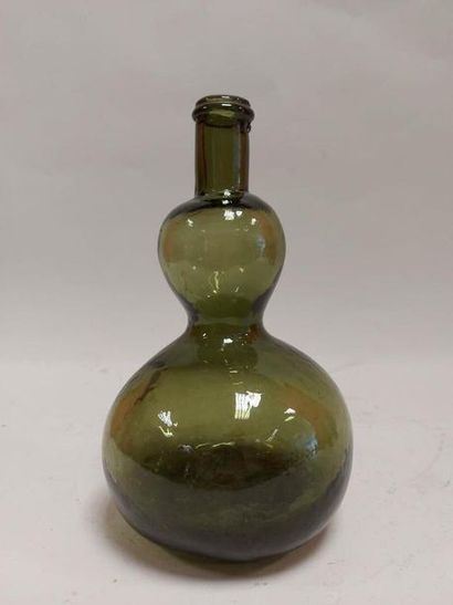 null NORMANDY 18th. Coloquered bottle in blown glass. Height: 22 cm