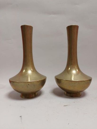 null Pair of brass vases. Height: 31 cm