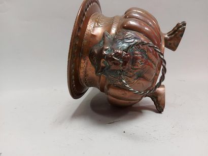 null GARDENERY in copper repoussé from the 18th century, oval shape, resting on claw...