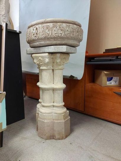 null Marble and limestone stoup. 19th century. Total height: 93 cm. Dim basin: height...