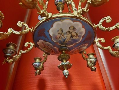null Chandelier in bronze and porcelain decorated with cherubs from the Louis-Philippe...