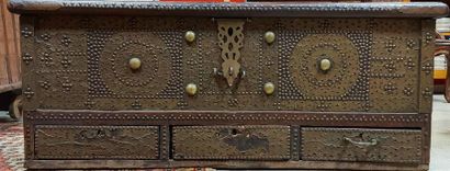 null INDIA, 19th century. Wooden chest decorated with aplication of pierced plates,...