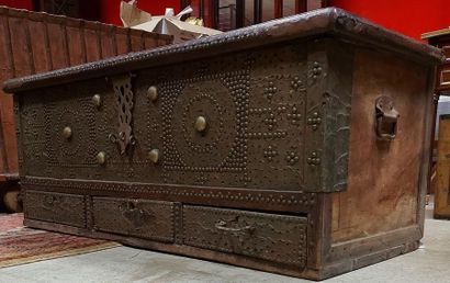 null INDIA, 19th century. Wooden chest decorated with aplication of pierced plates,...