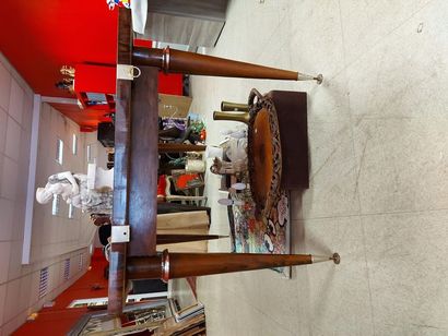 null Dining room table from the 1960s, varnished burr walnut top, quiver legs in...