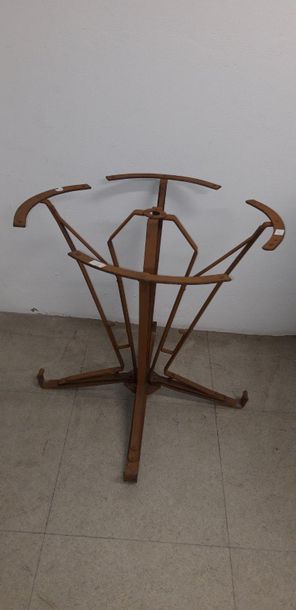 null Art Deco period wrought iron table base. Height: 70 cm
