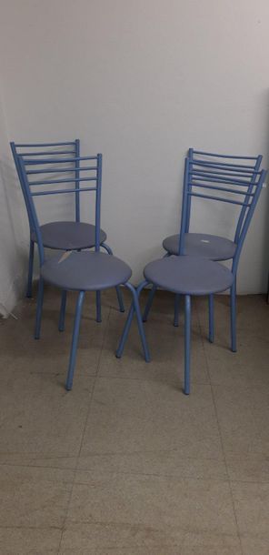 null DESIGN. SUITE of 4 blue lacquered tubular structure chairs. Height: 87 cm
