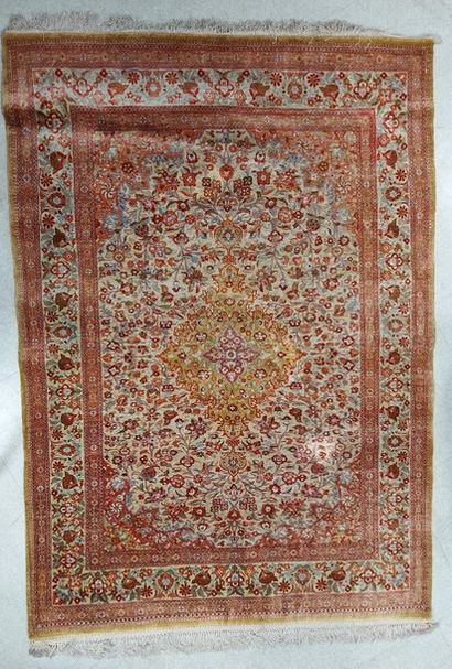 null INDIA. GHOUM STYLE RUG in silk decorated with medallion and flowers on a beige...