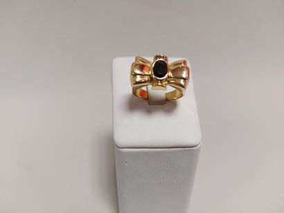 null Yellow gold knot ring set with an oval sapphire of about 1 ct. Gross weight:...