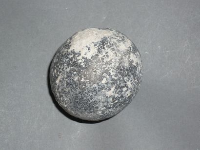 Balle de fronde en pierre grise gallo-romaine. - Lot 12 - Les Andelys  Enchères