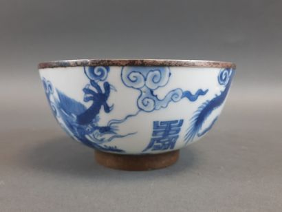 null CHINE, XIXème. BOL en porcelaine "bleu de Huê" à décor de dragons (fêle et manque)....